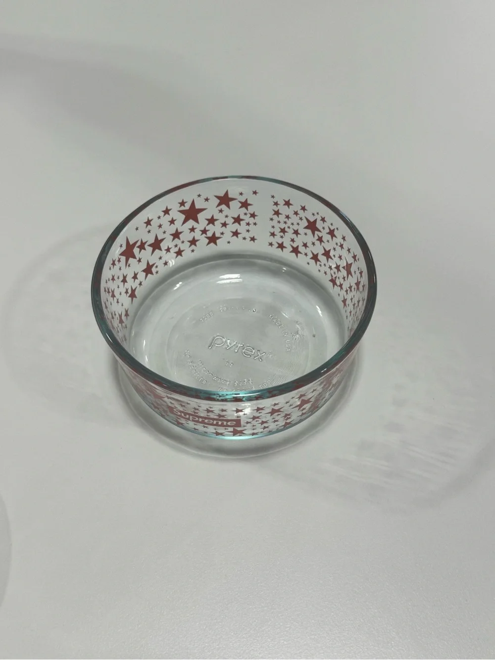 Supreme Pyrex 2 Cup Glass Bowl with White Lid New 7200 Clear Glass Red Stars NOS
